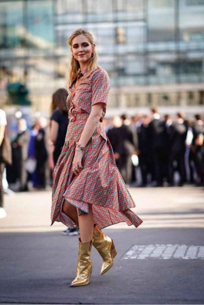 Já conhecida por suas produções estilosas, a empreendedora Chiara Ferragni escolheu combinar peças estampadas com a bota metalizada dourada para gerar esse resultado harmonioso, mas nada óbvio(foto: Instagram/Reprodução) Já conhecida por suas produções estilosas, a empreendedora Chiara Ferragni escolheu combinar peças estampadas com a bota metalizada dourada para gerar esse resultado harmonioso, mas nada óbvio(foto: Instagram/Reprodução)
