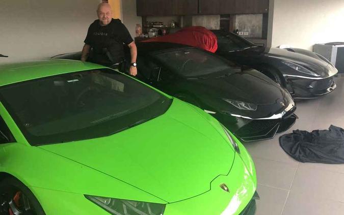 Carros de luxo apreendidos em operação em São Paulo (foto: Divulgação/Deic ) Carros de luxo apreendidos em operação em São Paulo (foto: Divulgação/Deic )