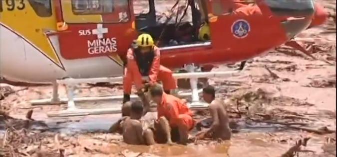 Bombeiros resgatam vítima: ao menos oito hospitais na capital e em Betim acionaram plano de atendimento(foto: TV Record/CB/D.A Press) Bombeiros resgatam vítima: ao menos oito hospitais na capital e em Betim acionaram plano de atendimento(foto: TV Record/CB/D.A Press)
