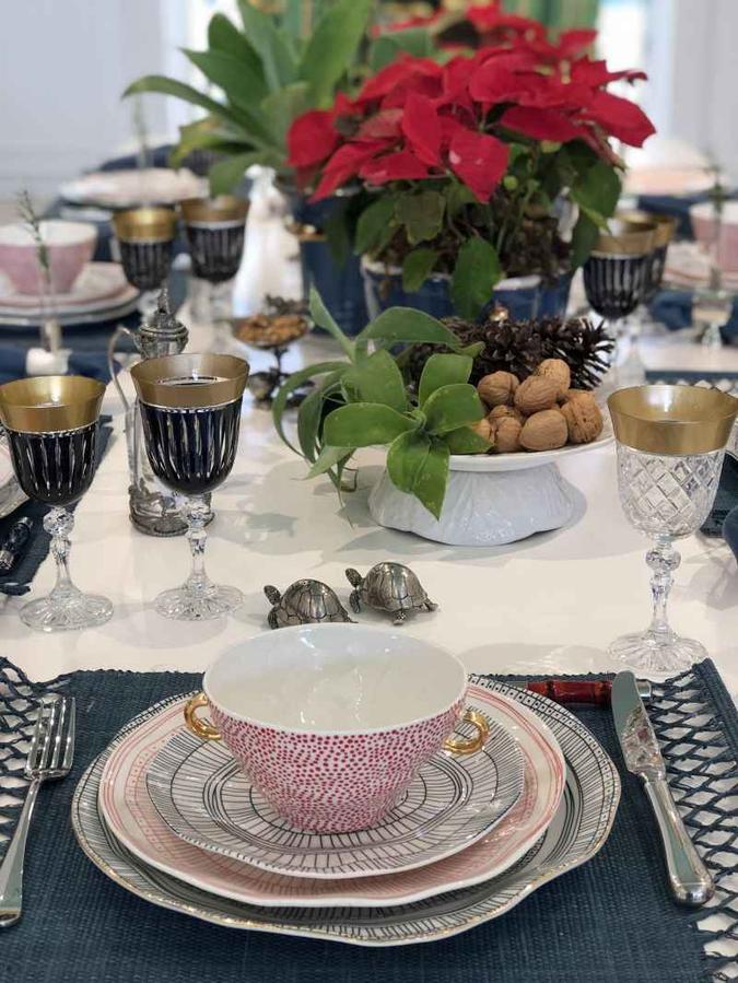 Na mesa principal, invista em arranjos centrais de folhagens simples ou flores artificiais. Caso não tenha o número de louças equivalente ao de convidados, misture diferentes estilos e cores para uma composição criativa e nada usual.(foto: Rachel Sabino/Esp. CB/D.A Press) Na mesa principal, invista em arranjos centrais de folhagens simples ou flores artificiais. Caso não tenha o número de louças equivalente ao de convidados, misture diferentes estilos e cores para uma composição criativa e nada usual.(foto: Rachel Sabino/Esp. CB/D.A Press)