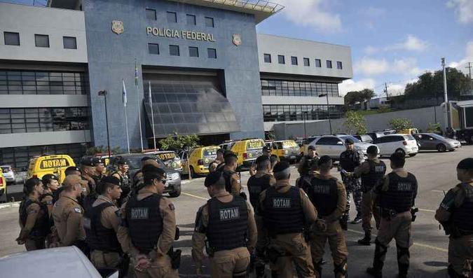 Lula receberá a família na sala reservada a ele na cobertura do prédio da Polícia Federal(foto: Marcello Casal Jr/Agência Brasil) Lula receberá a família na sala reservada a ele na cobertura do prédio da Polícia Federal(foto: Marcello Casal Jr/Agência Brasil)