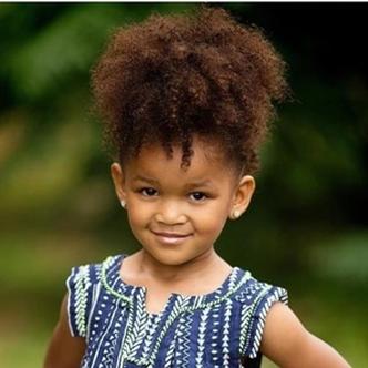 (@meninanaturalhairkids2) O rabo de cavalo mais alto é uma boa opção para os dias quentes. Esse penteado também pode se transformar em um coque alto, para eventos mais arrumados(foto: Instagram/Reprodução) (@meninanaturalhairkids2) O rabo de cavalo mais alto é uma boa opção para os dias quentes. Esse penteado também pode se transformar em um coque alto, para eventos mais arrumados(foto: Instagram/Reprodução)
