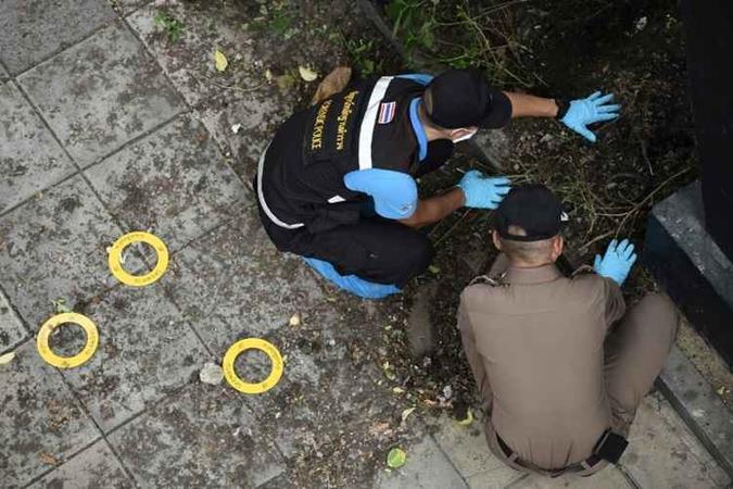 Policiais investigam um dos locais que ocorreram as explosões (foto: AFP ) Policiais investigam um dos locais que ocorreram as explosões (foto: AFP )
