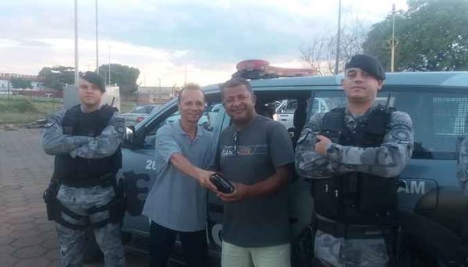 O motorista Walter Hudson devolveu a carteira ao sargento José Pereira(foto: Divulgação/PMDF) O motorista Walter Hudson devolveu a carteira ao sargento José Pereira(foto: Divulgação/PMDF)