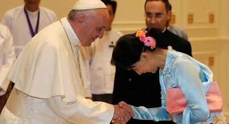 O Papa Francisco aperta a mão do líder civil de Mianmar, Aung San Suu Kyi, durante uma reunião em Naypyidaw(foto: Max Rossi / AFP ) O Papa Francisco aperta a mão do líder civil de Mianmar, Aung San Suu Kyi, durante uma reunião em Naypyidaw(foto: Max Rossi / AFP )