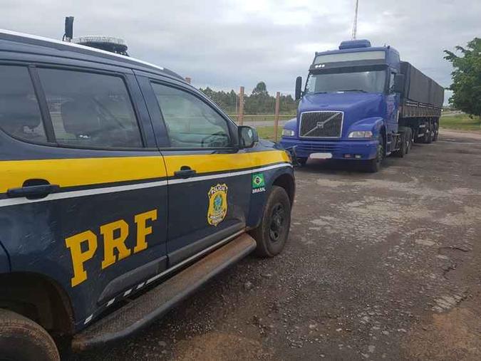 O caminhão estava abastecido com R$ 82 mil em produtos cosméticos, que seriam entregues na região Norte(foto: Divulgação/PRF) O caminhão estava abastecido com R$ 82 mil em produtos cosméticos, que seriam entregues na região Norte(foto: Divulgação/PRF)