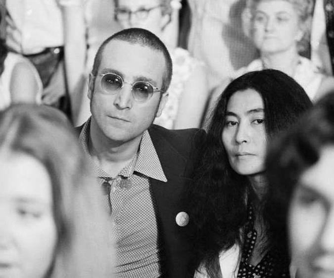 John e Yoko assistem a uma audiência do Watergate(foto: Reprodução do livro/Corbis) John e Yoko assistem a uma audiência do Watergate(foto: Reprodução do livro/Corbis)