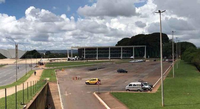 O acesso à Praça dos Três Poderes pode ser feito pelas vias que passam atrás dos ministérios(foto: Hamilton Ferrari/Esp. CB) O acesso à Praça dos Três Poderes pode ser feito pelas vias que passam atrás dos ministérios(foto: Hamilton Ferrari/Esp. CB)