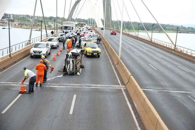 Polícia Militar interditou duas das três faixas para o socorro e trânsito ficou congestionado na Ponte JK (foto: Corpo de Bombeiros/Divulgação) Polícia Militar interditou duas das três faixas para o socorro e trânsito ficou congestionado na Ponte JK (foto: Corpo de Bombeiros/Divulgação)