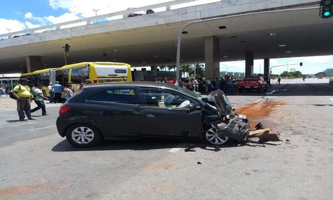 A frente do veículo da vítima, um Onix, ficou completamente destruído(foto: Divulgação/CBMDF) A frente do veículo da vítima, um Onix, ficou completamente destruído(foto: Divulgação/CBMDF)
