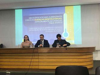 A diretora de Vigilância Epidemiológica do DF, Beatriz Ruy, o Secretário de Saúde, Humberto Lucena da Fonseca, e o subsecretário de Vigilância da Saúde, Marcus Quito, confirmam a primeira porte por H1N1 no Distrito Federal(foto: Renata Nagashima/CB/D.A. Press) A diretora de Vigilância Epidemiológica do DF, Beatriz Ruy, o Secretário de Saúde, Humberto Lucena da Fonseca, e o subsecretário de Vigilância da Saúde, Marcus Quito, confirmam a primeira porte por H1N1 no Distrito Federal(foto: Renata Nagashima/CB/D.A. Press)