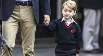O príncipe George da Inglaterra, que tem 4 anos, e é o terceiro na linha de sucessão ao trono real(foto: Richard Pohle / AFP ) O príncipe George da Inglaterra, que tem 4 anos, e é o terceiro na linha de sucessão ao trono real(foto: Richard Pohle / AFP )