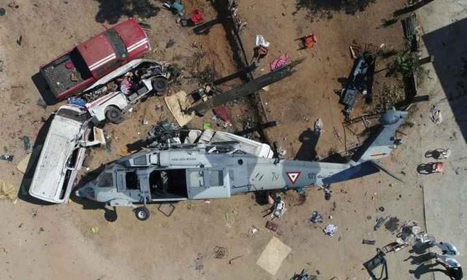 Segundo as autoridades, uma nuvem de poeira fez o piloto perder o controle do helicóptero(foto: AFP/MARIO VAZQUEZ) Segundo as autoridades, uma nuvem de poeira fez o piloto perder o controle do helicóptero(foto: AFP/MARIO VAZQUEZ)