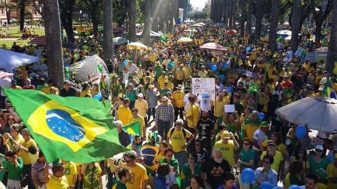 De 10 mil a 15 mil pessoas devem passar pela Praça da Liberdade(foto: Paulo Filgueiras/EM/D.A press ) De 10 mil a 15 mil pessoas devem passar pela Praça da Liberdade(foto: Paulo Filgueiras/EM/D.A press )