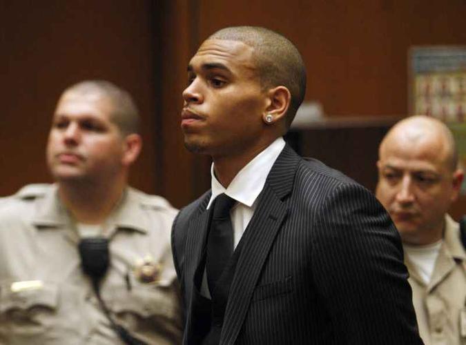 Foto de agosto de 2009 mostra o cantor Chris Brown durante a sentença em seu caso de agressão contra Rihanna(foto: Rick Loomis/AFP/ Arquivo) Foto de agosto de 2009 mostra o cantor Chris Brown durante a sentença em seu caso de agressão contra Rihanna(foto: Rick Loomis/AFP/ Arquivo)