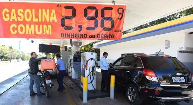 Na última semana, o litro da gasolina chegou a custa R$ 2,96 no Distrito Federal(foto: Antonio Cunha/CB/D.A Press) Na última semana, o litro da gasolina chegou a custa R$ 2,96 no Distrito Federal(foto: Antonio Cunha/CB/D.A Press)
