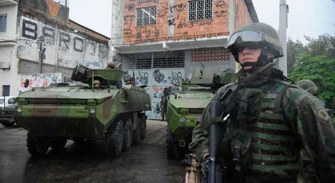 Os militares estão baseadas em pontos estratégicos fazendo um cerco à região(foto: Tânia Regis/Arquivo/Agência Brasil) Os militares estão baseadas em pontos estratégicos fazendo um cerco à região(foto: Tânia Regis/Arquivo/Agência Brasil)