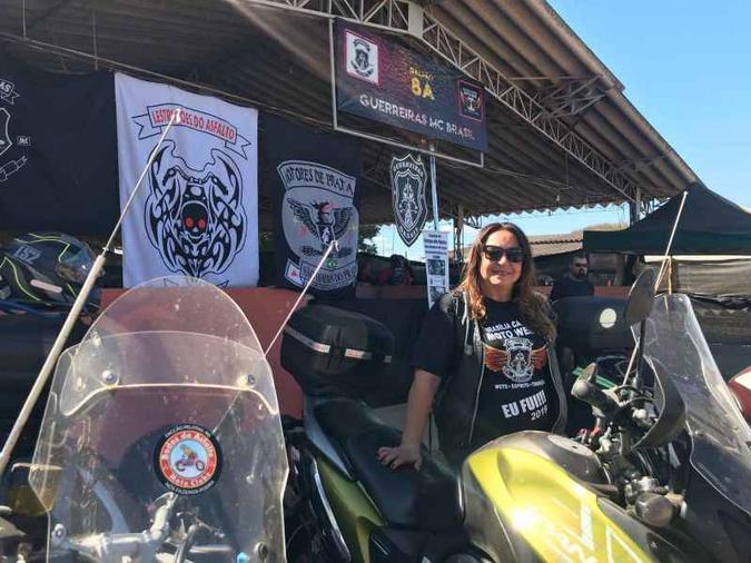 Neia Godinho comanda um motoclube: ''É uma vitória termos um espaço amplo e fazermos parte de um evento tão grande''(foto: Sarah Peres/CB/D.A Press) Neia Godinho comanda um motoclube: ''É uma vitória termos um espaço amplo e fazermos parte de um evento tão grande''(foto: Sarah Peres/CB/D.A Press)
