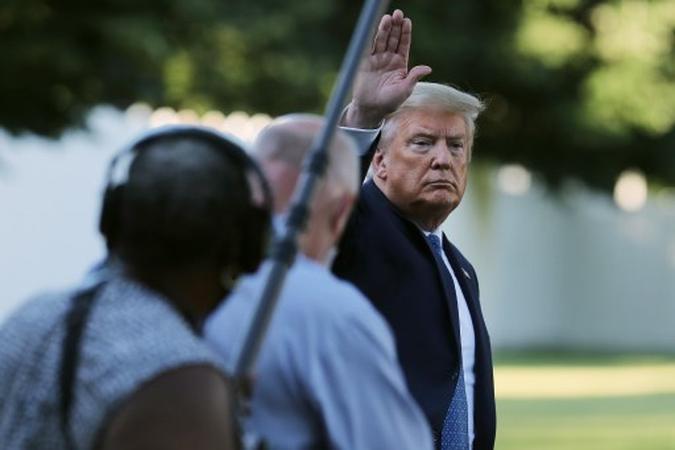 O presidente dos EUA, Donald Trump (C), acena para os jornalistas quando ele volta à Casa Branca depois de posar para fotos em frente à Igreja Episcopal de São João, 1 de junho de 2020 em Washington, DC.(foto: CHIP SOMODEVILLA / GETTY IMAGES NORTH AMERICA / Getty Images via AFP) O presidente dos EUA, Donald Trump (C), acena para os jornalistas quando ele volta à Casa Branca depois de posar para fotos em frente à Igreja Episcopal de São João, 1 de junho de 2020 em Washington, DC.(foto: CHIP SOMODEVILLA / GETTY IMAGES NORTH AMERICA / Getty Images via AFP)