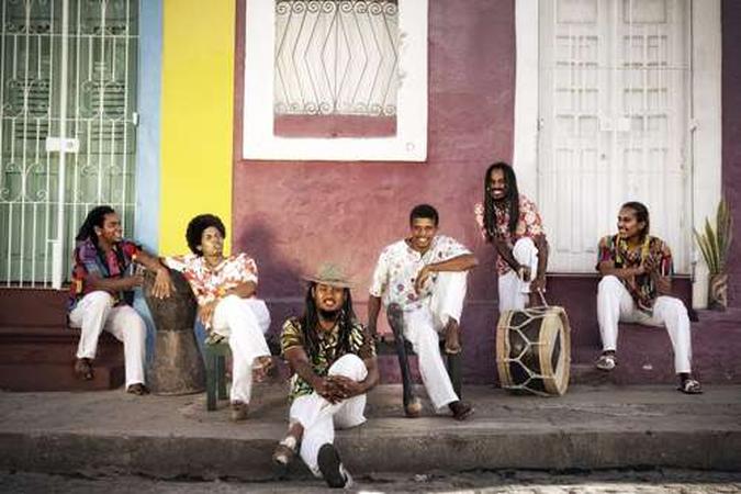 O grupo pernambucano Bongar se apresenta nesta quinta-feira (13/11) e lança o disco Chão batido coco pisado: oficinas e intercâmbio com os grupos brasilienses O grupo pernambucano Bongar se apresenta nesta quinta-feira (13/11) e lança o disco Chão batido coco pisado: oficinas e intercâmbio com os grupos brasilienses