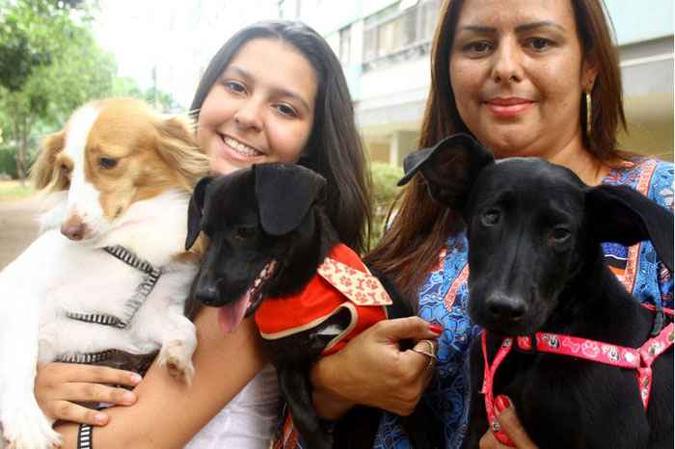 Paola e a mãe, Ana Paula de Vasconcelos, cuidam de nove animais, entre eles Lilica (branca) e Jonatan (c). Agora, precisam de um lar para Jade(foto: Luis Nova/Esp. CB/D.A Press) Paola e a mãe, Ana Paula de Vasconcelos, cuidam de nove animais, entre eles Lilica (branca) e Jonatan (c). Agora, precisam de um lar para Jade(foto: Luis Nova/Esp. CB/D.A Press)