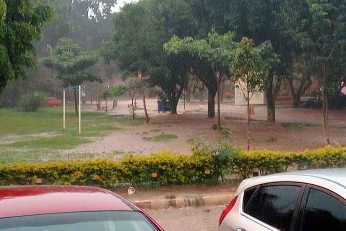 As chuvas alagaram estacionamentos em todo o DF As chuvas alagaram estacionamentos em todo o DF