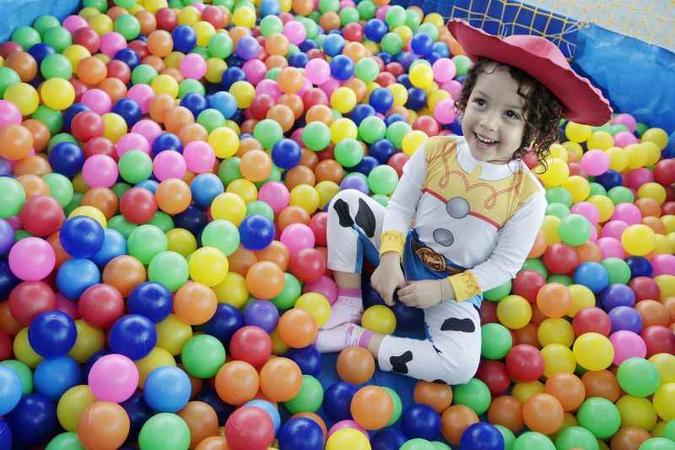 A filha de Patrick, Isabela, em aniversário do passado: paixão antiga por Toy story(foto: Augusto Costa/Divulgação) A filha de Patrick, Isabela, em aniversário do passado: paixão antiga por Toy story(foto: Augusto Costa/Divulgação)