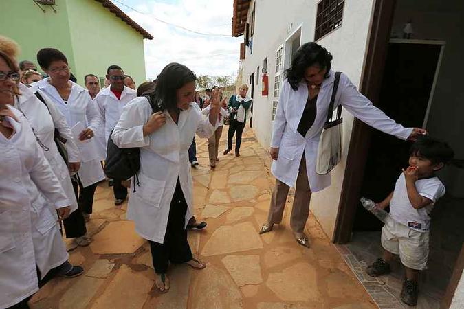 O programa vai ampliar a oferta de médicos em locais afastados, de difícil provimento ou de alta vulnerabilidade, além de formar profissionais especialistas em Medicina de Família e Comunidade(foto: Karina Zambrana - ASCOM/MS) O programa vai ampliar a oferta de médicos em locais afastados, de difícil provimento ou de alta vulnerabilidade, além de formar profissionais especialistas em Medicina de Família e Comunidade(foto: Karina Zambrana - ASCOM/MS)
