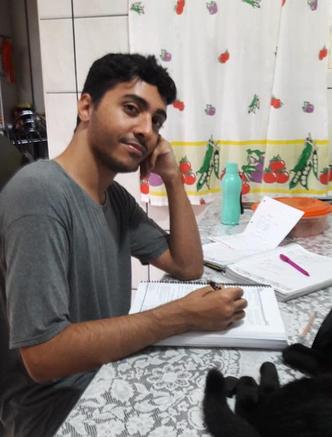 Thales Alexandre fez o Enem pela quarta vez. Neste ano, se inscreveu no sistema próprio da UnB para tentar uma vaga em psicologia(foto: Arquivo pessoal) Thales Alexandre fez o Enem pela quarta vez. Neste ano, se inscreveu no sistema próprio da UnB para tentar uma vaga em psicologia(foto: Arquivo pessoal)