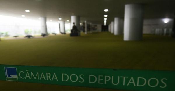 Fogo atinge ala da C&acirc;mara dos Deputados, nesta quinta-feira