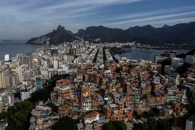 Vista aérea da favela Pavao-Pavaozinho cercada pelos bairros de Copacabana, Ipanema e Lagoa, no estado do Rio de Janeiro, Brasil, em 22 de maio de 2020, durante a pandemia de coronavírus.(foto: MAURO PIMENTEL / AFP) Vista aérea da favela Pavao-Pavaozinho cercada pelos bairros de Copacabana, Ipanema e Lagoa, no estado do Rio de Janeiro, Brasil, em 22 de maio de 2020, durante a pandemia de coronavírus.(foto: MAURO PIMENTEL / AFP)