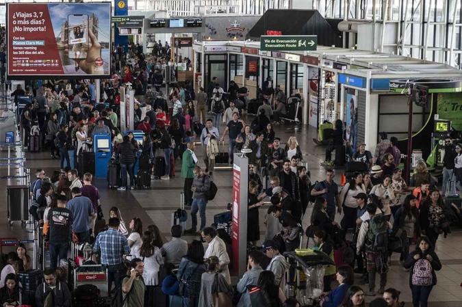 Cancelamento de voos fez com que o aeroporto de Santiago ficasse lotado no domingo(foto: AFP) Cancelamento de voos fez com que o aeroporto de Santiago ficasse lotado no domingo(foto: AFP)