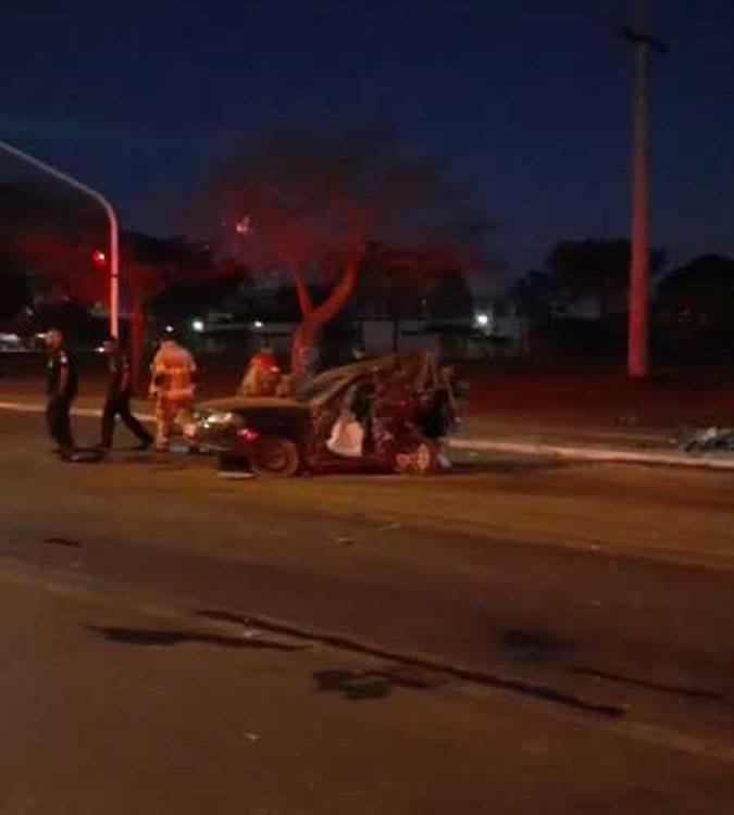 Dois carros colidiram na Epia, sentido Candangolândia, na madrugada desta sexta-feira (13/9). Um bombeiro militar e uma mulher morreram no local(foto: DER/Divulgação) Dois carros colidiram na Epia, sentido Candangolândia, na madrugada desta sexta-feira (13/9). Um bombeiro militar e uma mulher morreram no local(foto: DER/Divulgação)