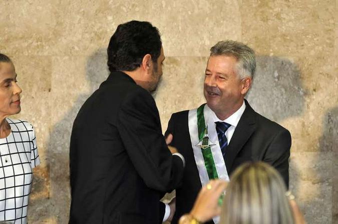Agnelo e Rollemberg se cumprimentam na cerimônia de transmissão de cargo(foto: Antonio Cunha/CB/DA Press) Agnelo e Rollemberg se cumprimentam na cerimônia de transmissão de cargo(foto: Antonio Cunha/CB/DA Press)
