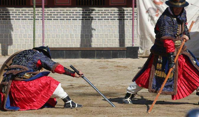 No Palácio Hwaseong Haenggung, em todos os domingos de abril a outubro, é apresentada uma cerimônia da guarda Jangyongyeong (foto: Renato Alves/CB/D.A Press) No Palácio Hwaseong Haenggung, em todos os domingos de abril a outubro, é apresentada uma cerimônia da guarda Jangyongyeong (foto: Renato Alves/CB/D.A Press)