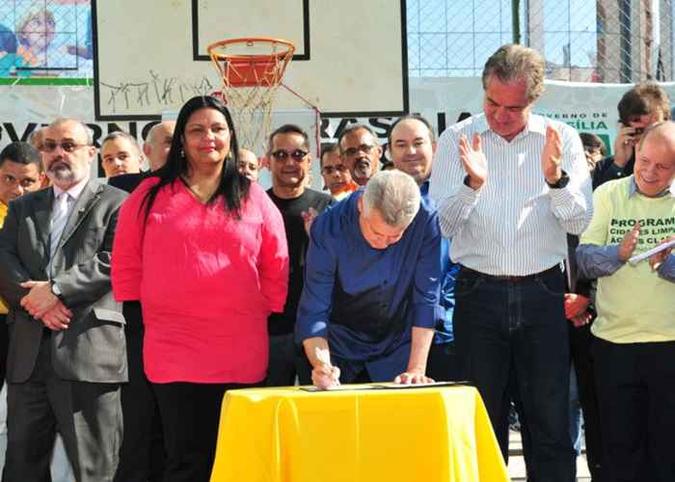 O governador Rodrigo Rollemberg assina o decreto que oficializa o Programa Cidades Limpas.(foto: Divulgação Agência Brasília.) O governador Rodrigo Rollemberg assina o decreto que oficializa o Programa Cidades Limpas.(foto: Divulgação Agência Brasília.)