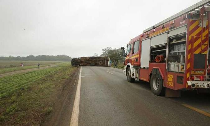 Um dos caminhões tombou na pista impedindo a passagem dos demais veículos. O tráfego foi desviado para o acostamento(foto: Divulgação/CBMDF) Um dos caminhões tombou na pista impedindo a passagem dos demais veículos. O tráfego foi desviado para o acostamento(foto: Divulgação/CBMDF)