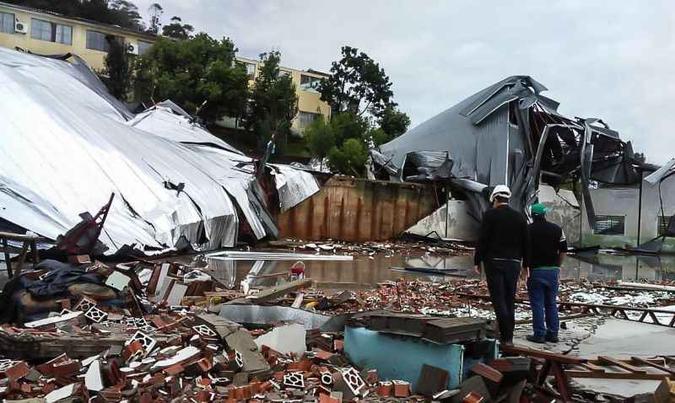 Tempestades com ventos de até 90 km/h atingiram 135 cidades, destruindo imóveis e causando a morte de ao menos nove pessoas (foto: Defesa Civil/Santa Catarina) Tempestades com ventos de até 90 km/h atingiram 135 cidades, destruindo imóveis e causando a morte de ao menos nove pessoas (foto: Defesa Civil/Santa Catarina)