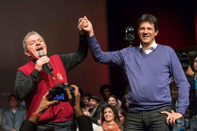Lula e Haddad durante campanha pela prefeitura de São Paulo, em 2012(foto: Yasuyoshi Chiba/AFP) Lula e Haddad durante campanha pela prefeitura de São Paulo, em 2012(foto: Yasuyoshi Chiba/AFP)