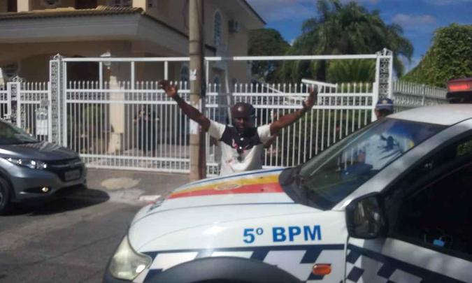 Policiais prendem funcionário da embaixada de Guiné que incendiou carro Sebastião Souza/Esp.CB/D.A Press Policiais prendem funcionário da embaixada de Guiné que incendiou carro Sebastião Souza/Esp.CB/D.A Press