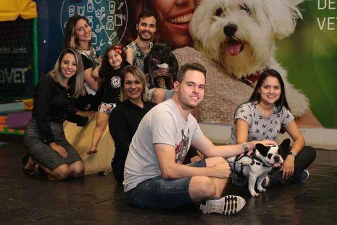 Parte dos integrantes do Clube do Buldogue Francês ficou tão próxima que criou um grupo à parte no WhatsApp(foto: Luis Nova/Esp. CB/D.A Press) Parte dos integrantes do Clube do Buldogue Francês ficou tão próxima que criou um grupo à parte no WhatsApp(foto: Luis Nova/Esp. CB/D.A Press)