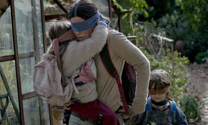 Sandra Bullock riu ao ver criatura que representaria o monstro da trama(foto: Netflix/Divulgação) Sandra Bullock riu ao ver criatura que representaria o monstro da trama(foto: Netflix/Divulgação)