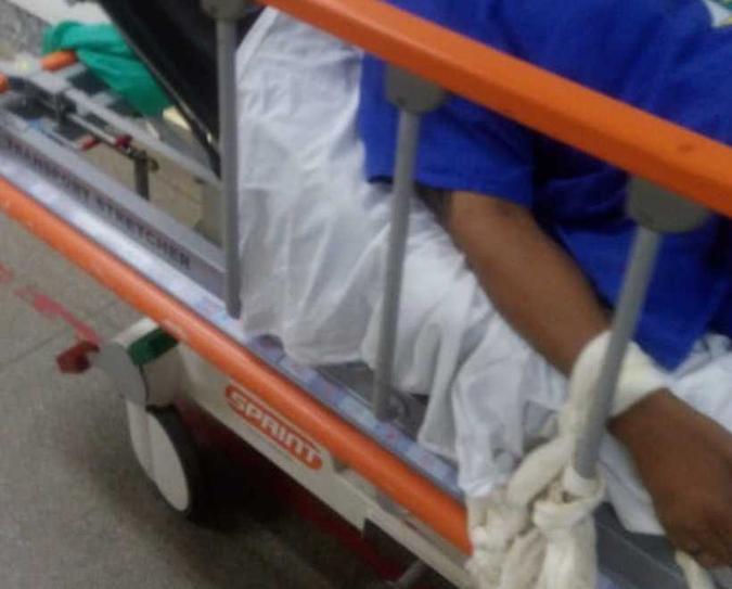 Por falta de leitos, o ex-policial é mantido amarrado a uma maca no corredor do Hran(foto: Material cedido ao Correio Braziliense) Por falta de leitos, o ex-policial é mantido amarrado a uma maca no corredor do Hran(foto: Material cedido ao Correio Braziliense)
