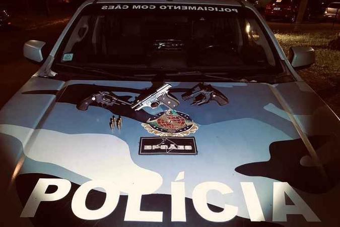 Homem disse que venderia as armas em São Paulo(foto: Polícia Militar/Divulgação) Homem disse que venderia as armas em São Paulo(foto: Polícia Militar/Divulgação)