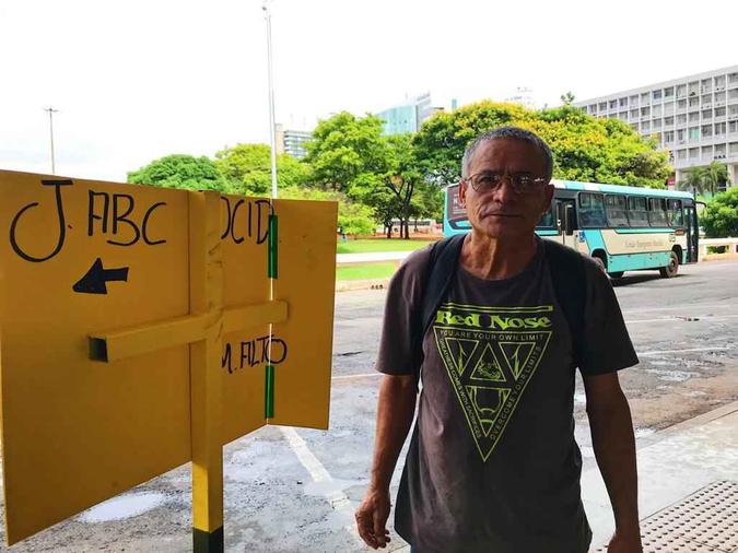 Welden Alves: ''Os ônibus param, mas não tem uma definição para onde eles vão. Você tem que prestar atenção''(foto: Matheus Ferrari/CB/D.A Press) Welden Alves: ''Os ônibus param, mas não tem uma definição para onde eles vão. Você tem que prestar atenção''(foto: Matheus Ferrari/CB/D.A Press)