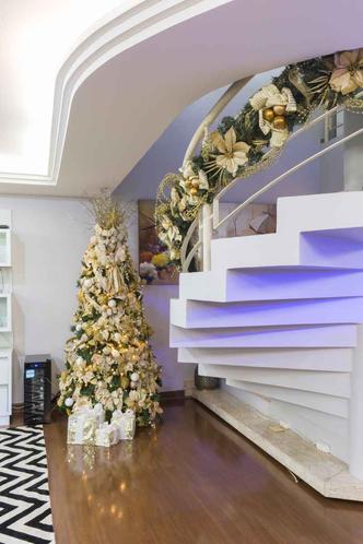 A arquiteta Eliene Lucindo sugeriu à cliente fazer uma decoração de Natal nas cores verde, off-white e dourado. %u201CO verde, além de representar esperança, traz o tropical do próximo ano e contrasta com o jardim da frente do apartamento. O dourado representa abundância e prosperidade e mostra que a cor sai do contexto de festa e agora está no dia a dia. E o branco e o off-white dão pontos de luz.%u201D(foto: Alan Santos/Divulgação) A arquiteta Eliene Lucindo sugeriu à cliente fazer uma decoração de Natal nas cores verde, off-white e dourado. %u201CO verde, além de representar esperança, traz o tropical do próximo ano e contrasta com o jardim da frente do apartamento. O dourado representa abundância e prosperidade e mostra que a cor sai do contexto de festa e agora está no dia a dia. E o branco e o off-white dão pontos de luz.%u201D(foto: Alan Santos/Divulgação)