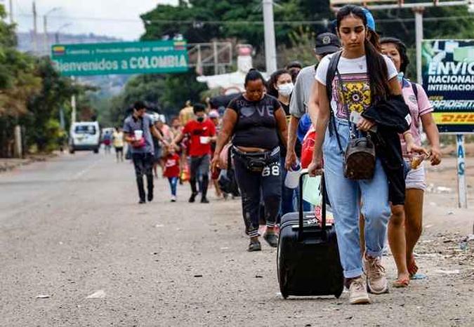 Cidadãos venezuelanos tentam entrar na Colômbia(foto: SCHNEYDER MENDOZA/AFP) Cidadãos venezuelanos tentam entrar na Colômbia(foto: SCHNEYDER MENDOZA/AFP)