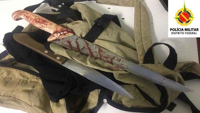 Policiais militares encontraram duas facas com os suspeitos. A usada no crime estava cheia de sangue(foto: PMDF/Divulgação) Policiais militares encontraram duas facas com os suspeitos. A usada no crime estava cheia de sangue(foto: PMDF/Divulgação)