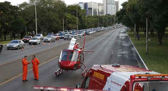 A via ficou interditada para o atendimento: quatro viaturas e uma ambulância acionadas(foto: CBMDF/Divulgação) A via ficou interditada para o atendimento: quatro viaturas e uma ambulância acionadas(foto: CBMDF/Divulgação)