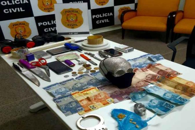 Dupla de mulheres é pega em flagrante comercializando crack em residência no Gama.(foto: Divulgação/PCDF) Dupla de mulheres é pega em flagrante comercializando crack em residência no Gama.(foto: Divulgação/PCDF)